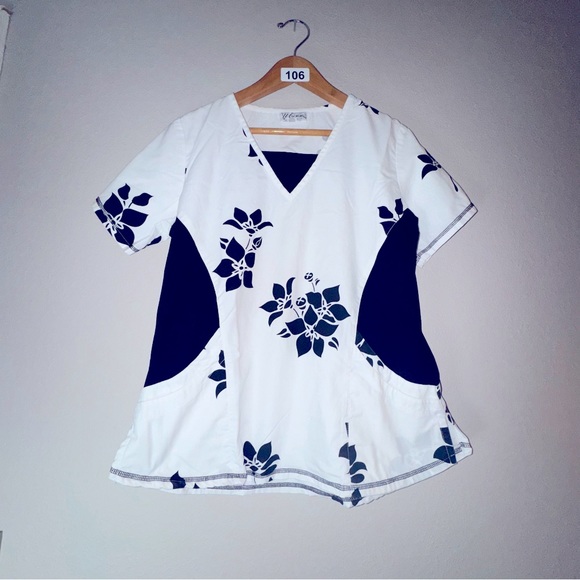 Uniform Advantage floral scrub top. Black & white size medium stretchy sides. - Picture 1 of 2